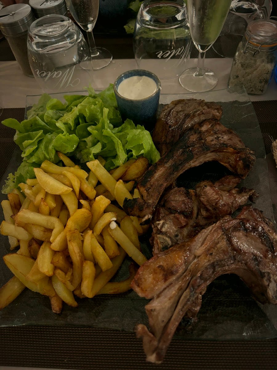 Côtes d'agneau grillées au feu de bois, frites et salade